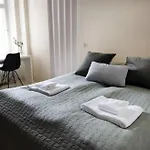 2Ndhomes Central 2Br Apartment With Sauna & Balcony